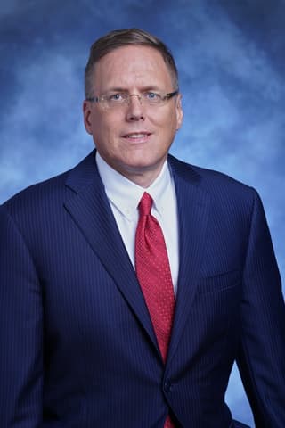 William F. Oplinger substitui Roy Harver no comando