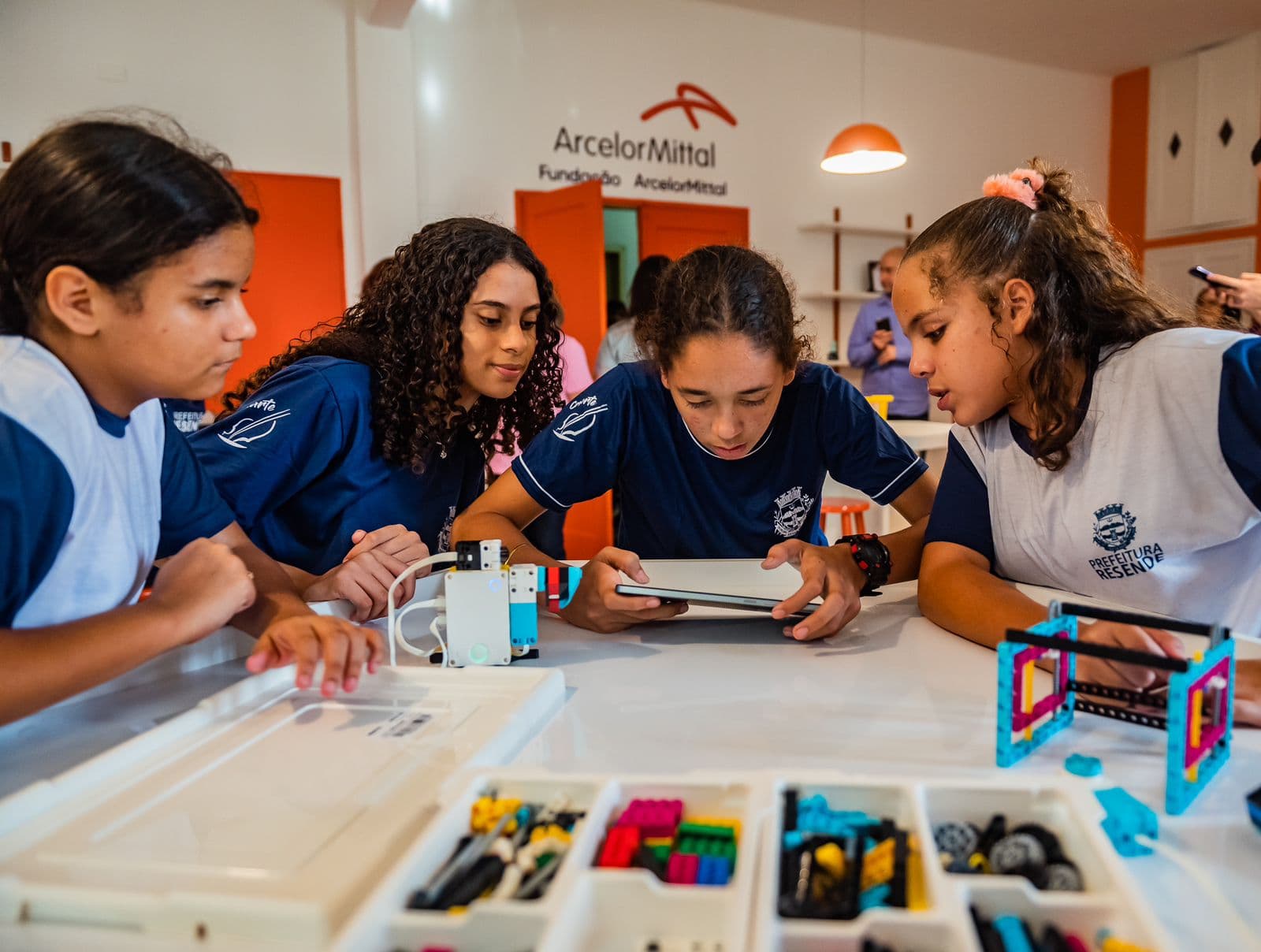 Laboratório de robótica e tecnologia em escola de Resende