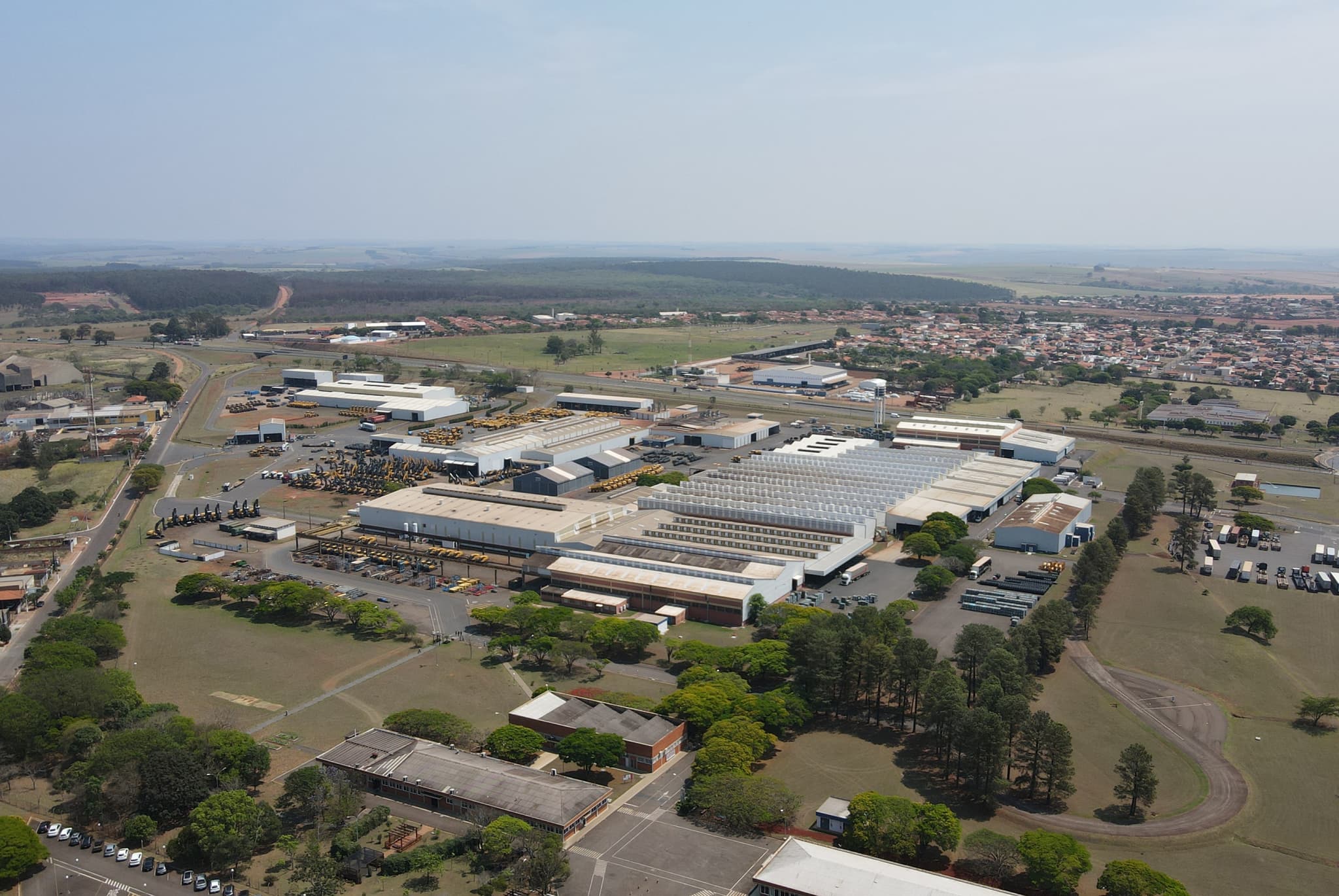 Volvo CE comemora 50 anos da fábrica de Pederneiras