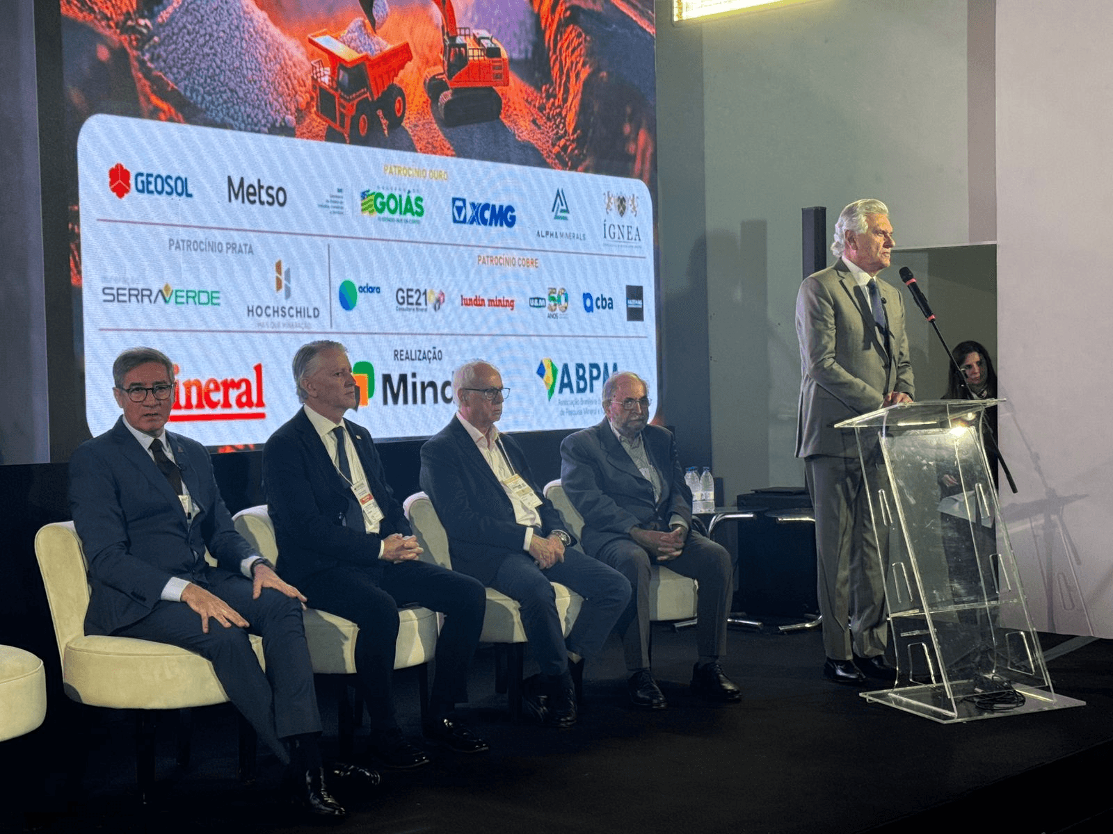 Governo de Goiás defende fortalecimento da média e pequena mineração