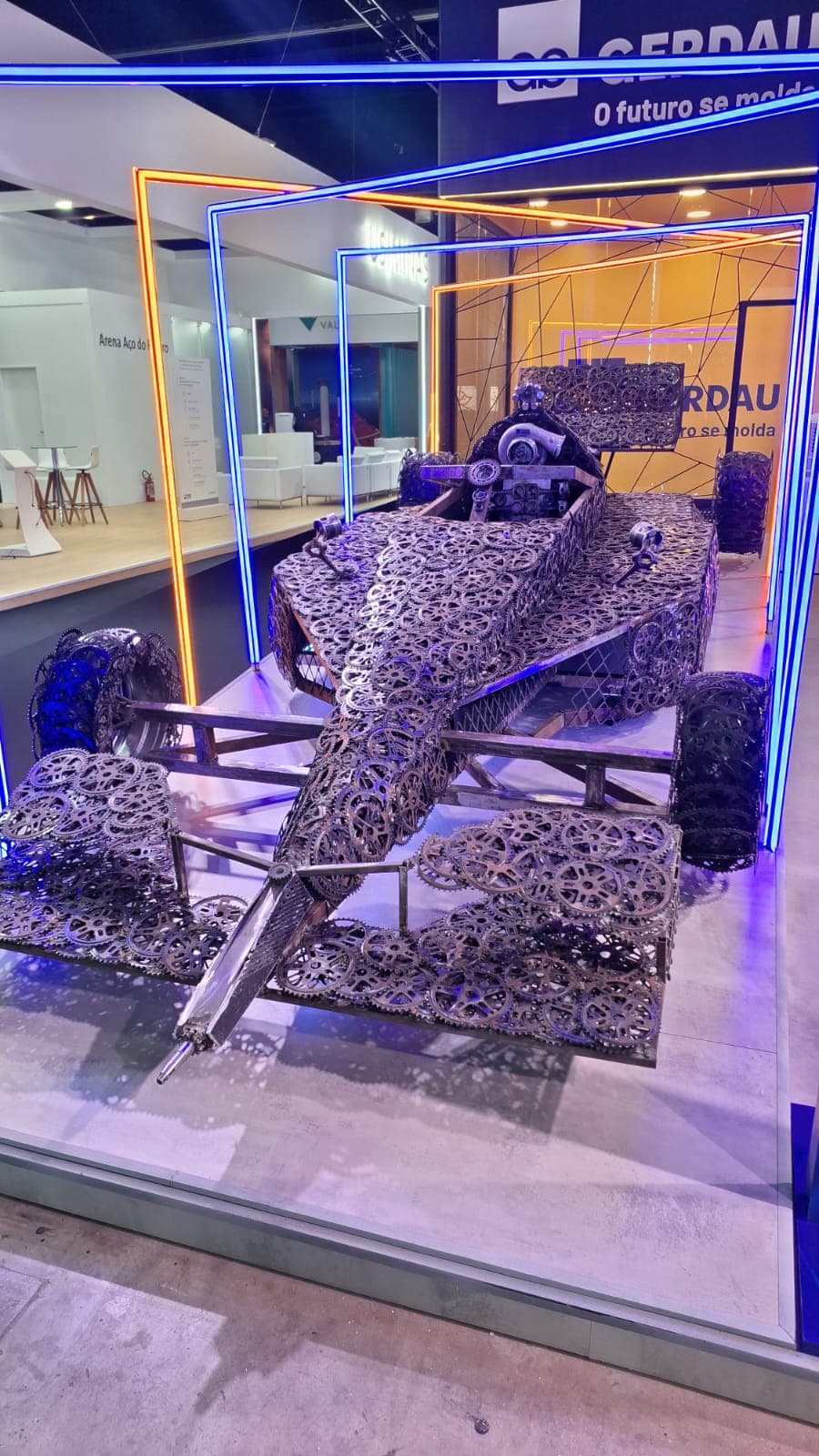 Réplica de carro de Fórmula 1 com 750kg de sucata metálica