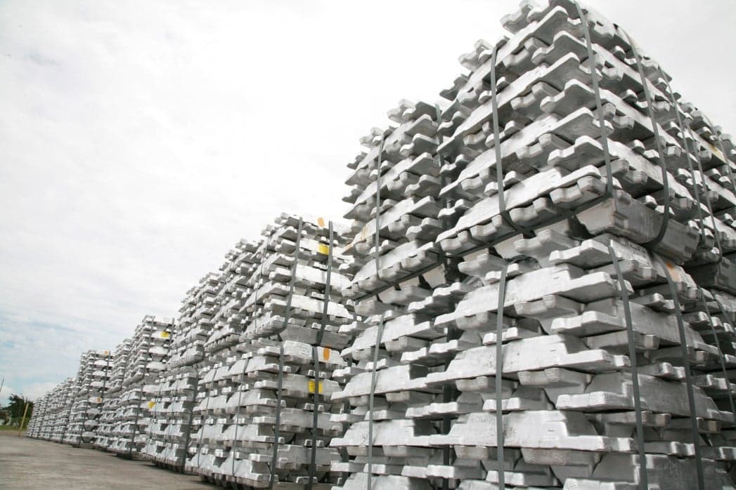 Trump decide taxar importações de aço e alumínio em 25%