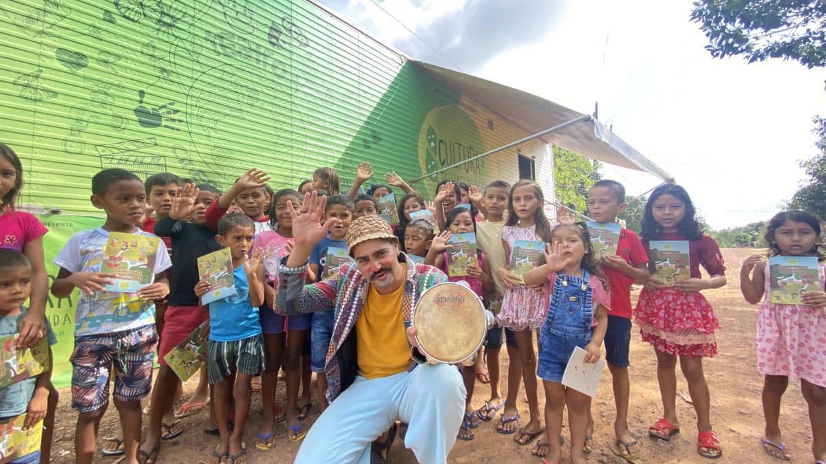 Projeto itinerante e gratuito traz cultura a bordo de um caminhão
