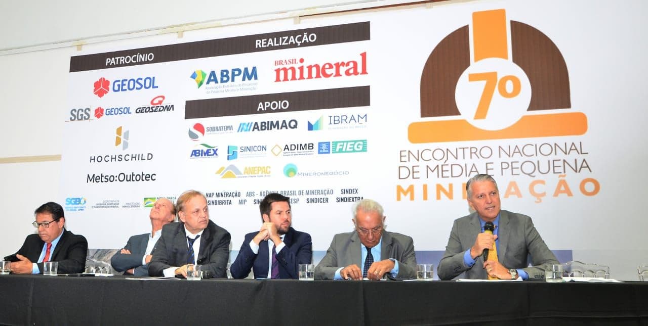 Governo de Goiás lança plano para a mineração