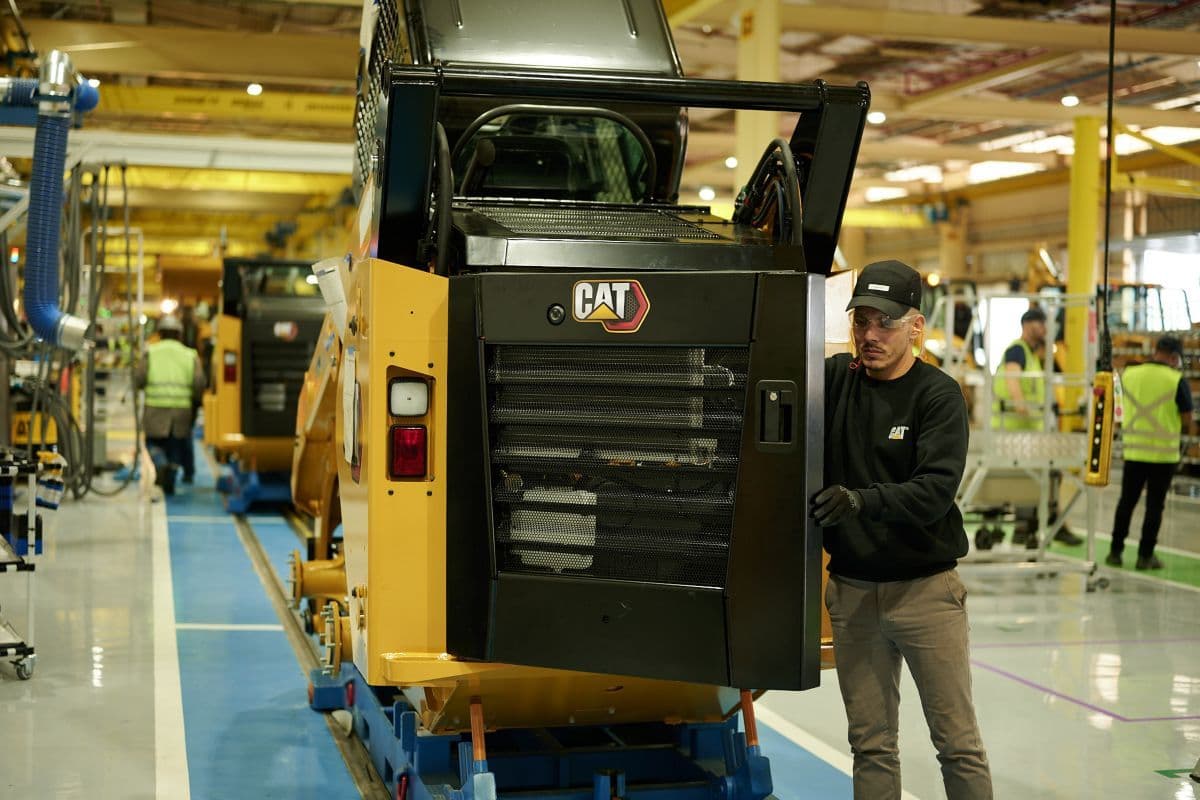 Caterpillar inaugura nova linha de montagem no Paraná