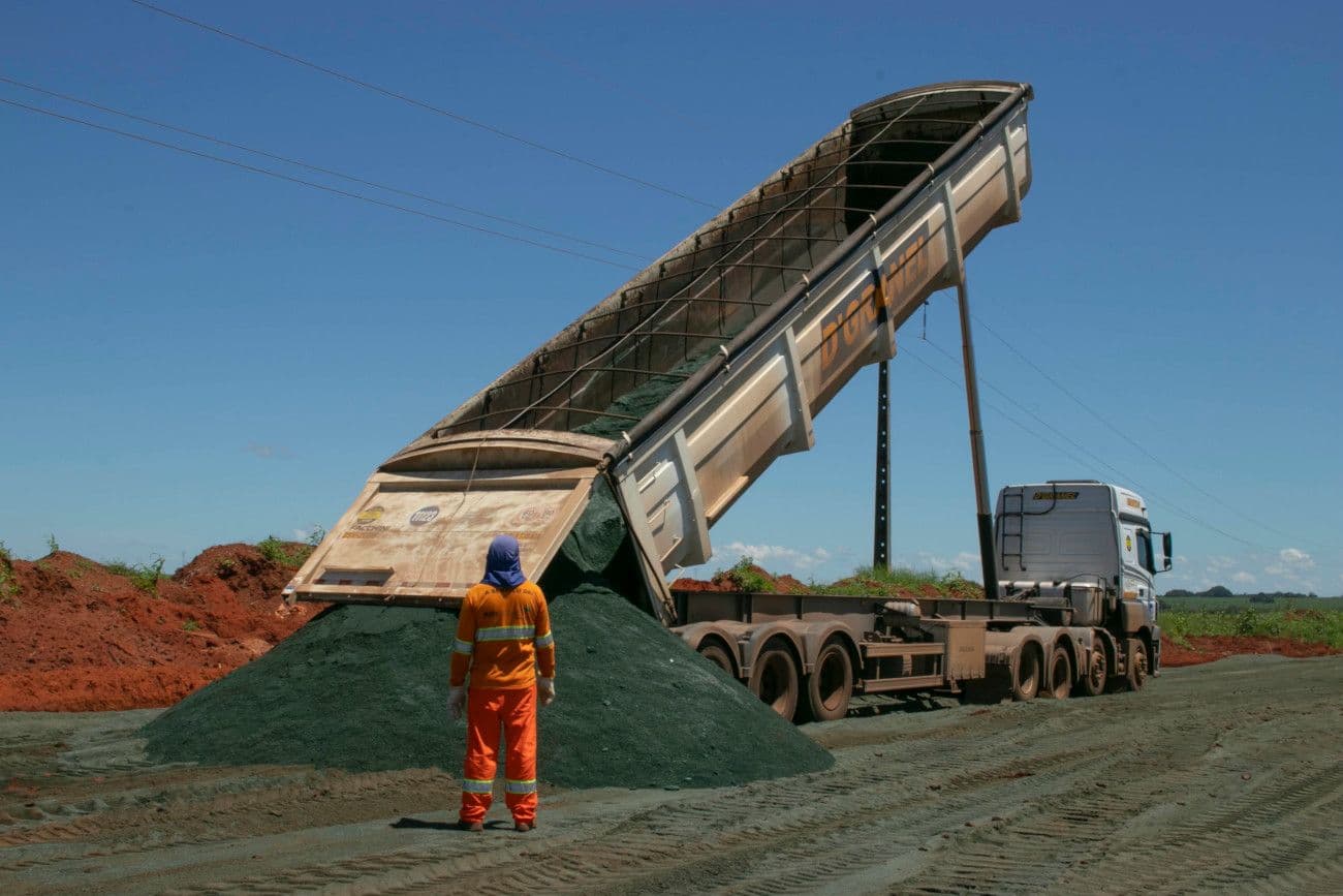 Escória de ferroníquel é usada em rodovias