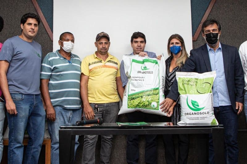 Empresas doam adubo orgânico a agricultores