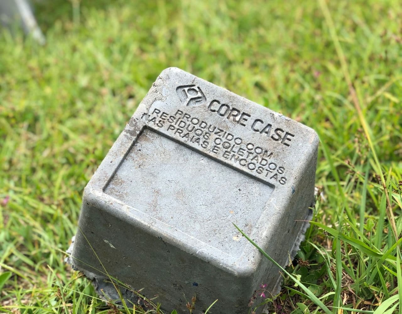 Marco de sondagem com lixo recolhido nas praias