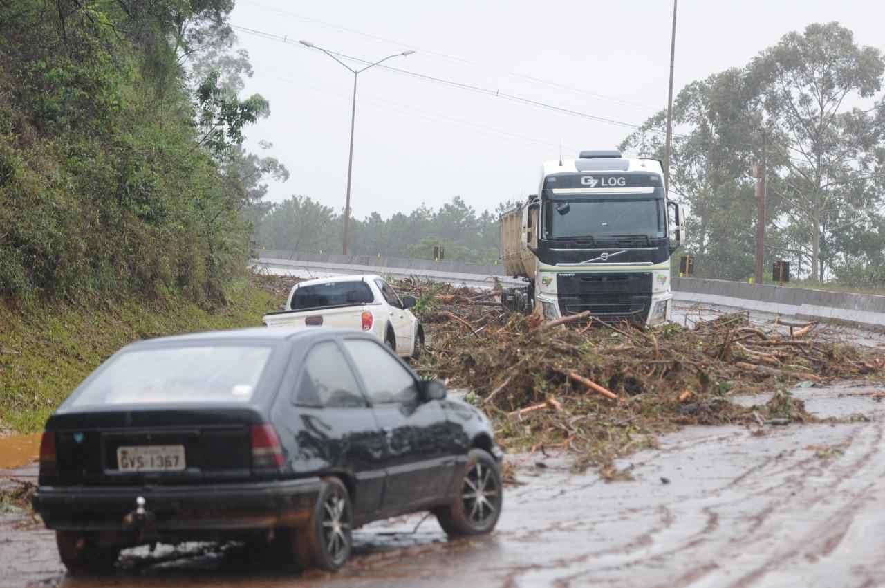 MP pede bloqueio de R$ 1 bi e suspensão de atividades