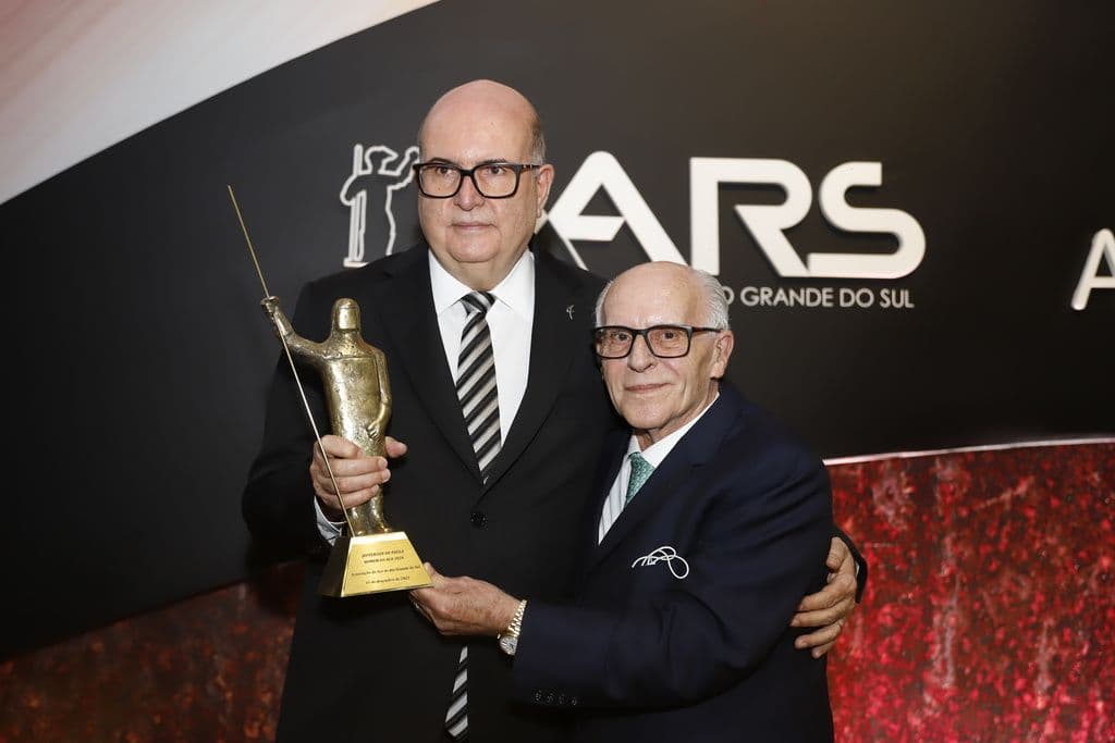 Jeferson de Paula ganha troféu Homem do Aço 2021