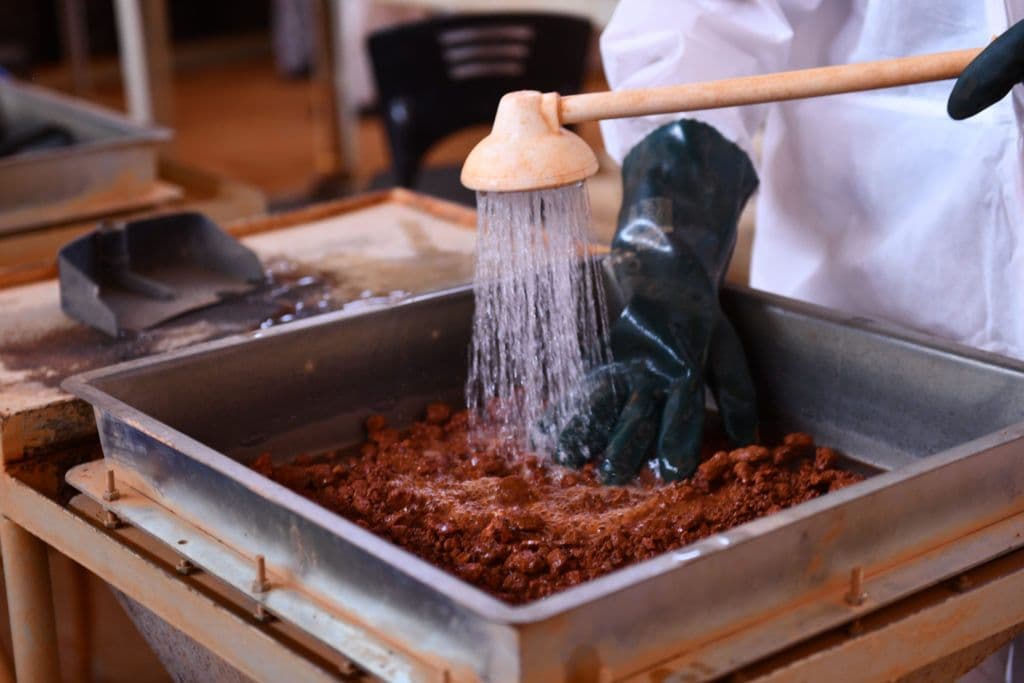 Laboratório químico da CBA mantém selo