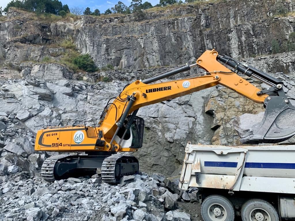 Riuma faz 60 anos e renova parceria com Liebherr