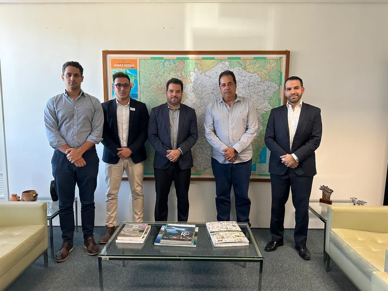 Parceria para obras rodoviárias em Serro