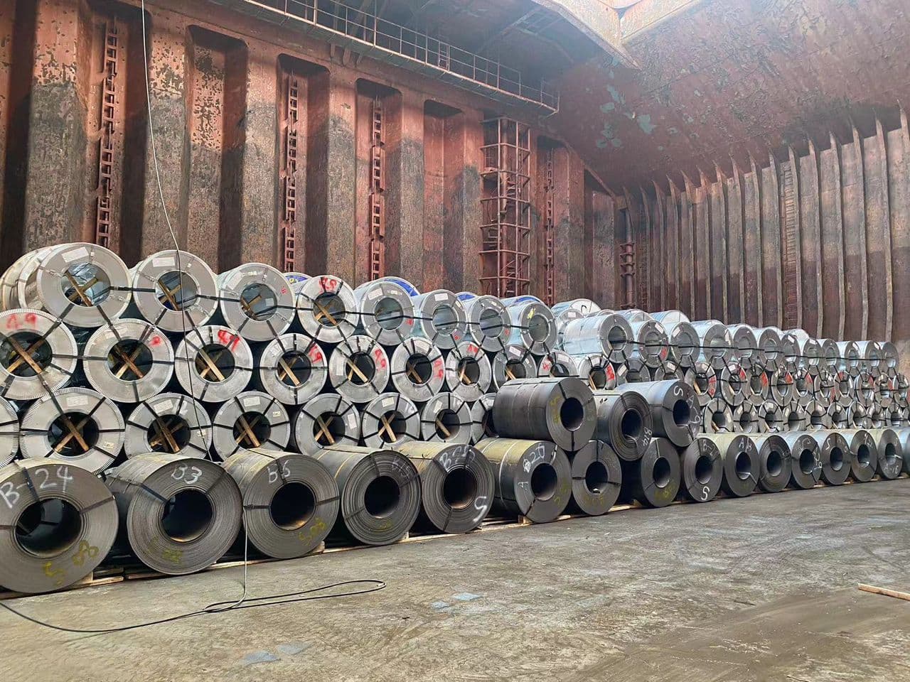 Produção mundial de aço registra queda de 6,5% em janeiro de 2026