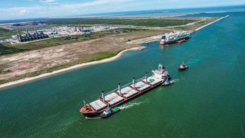 Porto do Açu movimenta 89 milhões de toneladas em 2025